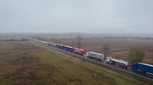 Hàng xe tải dài 30km mắc kẹt ở biên giới Ukraine-Ba Lan -0