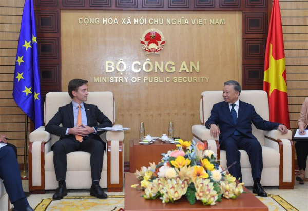 Minister To Lam receives Ambassador of the European Union to Vietnam -0