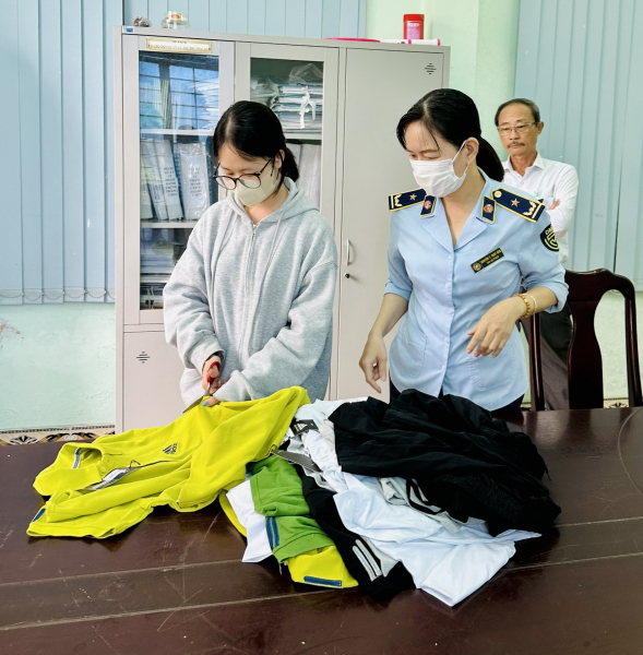 Phát hiện hàng loạt cửa hàng thời trang bán sản phẩm mạo nhái thương hiệu tại Đà Nẵng -0