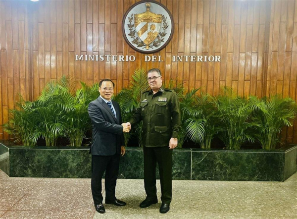 Deputy Minister Nguyen Van Long visits Cuba -0