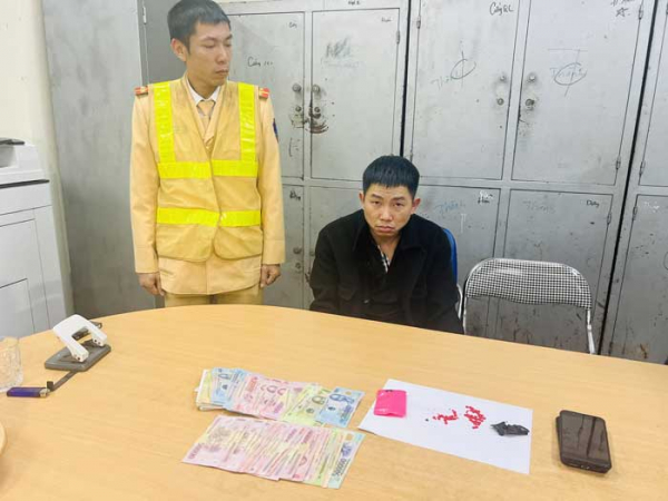 CSGT TP Lào Cai bắt đối tượng tàng trữ ma túy hồng phiến -0