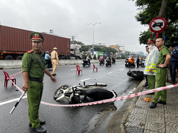 Bắt nóng 2 người đàn ông có súng cướp ngân hang, đâm trọng thương bảo vệ ở Đà Nẵng -1