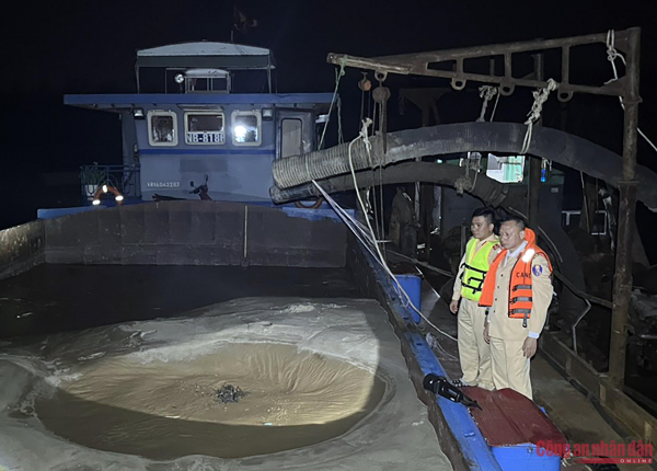 Cảnh sát bắt 2 tàu hút cát trái phép ở Bà Vì -0