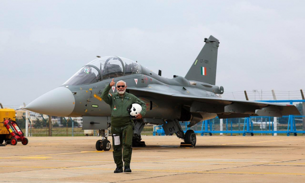 Thủ tướng Ấn Độ bay trên tiêm kích nội địa -0