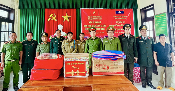 Tặng nhu yếu phẩm cho Trạm Kiểm soát Công an huyện giáp biên của Lào -0