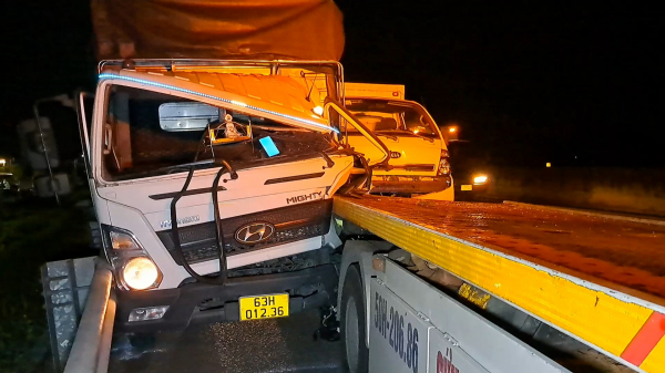 Xe tải va chạm xe cứu hộ trên cao tốc TP Hồ Chí Minh - Trung Lương -1