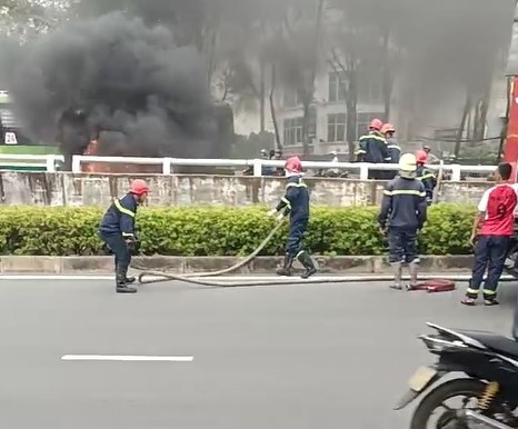 Sau va chạm, 2 xe máy cháy trơ khung trên cầu vượt Quang Trung -0