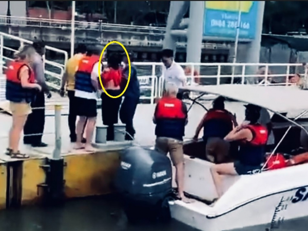 Thuyền trưởng và du khách nước ngoài cứu người phụ nữ nhảy sông Sài Gòn -0