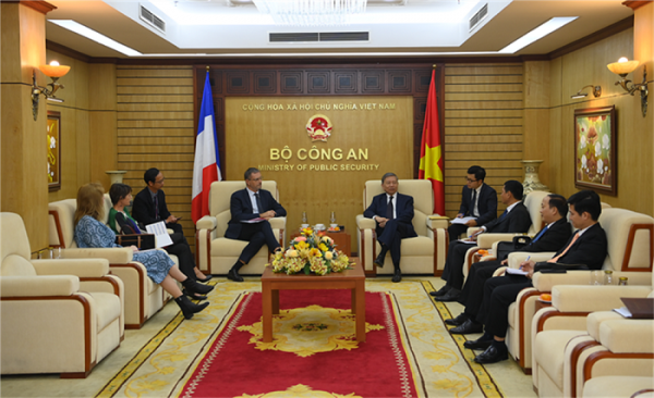Minister To Lam receives French Ambassador -0