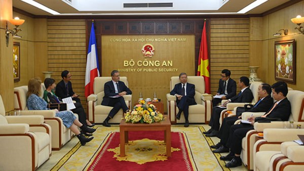 Minister To Lam receives French Ambassador