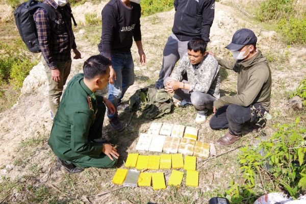 Bắt đối tượng vận chuyển 12 bánh heroin, 54.000 viên ma túy tổng hợp -1