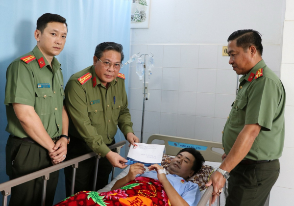 Công an tỉnh Kiên Giang hỗ trợ gần 200 triệu đồng cho Đại uý bị thương khi làm nhiệm vụ -0