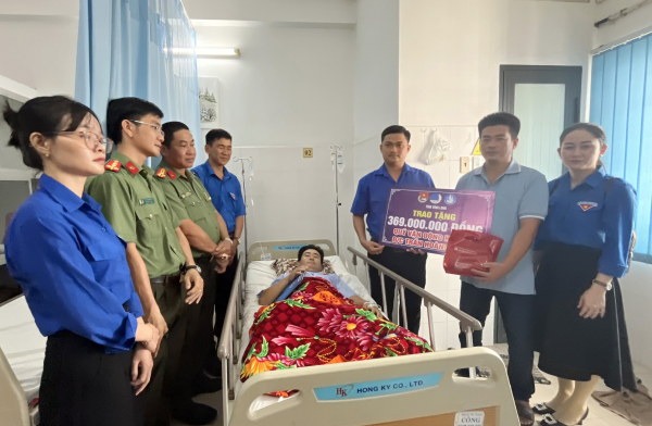 Công an tỉnh Kiên Giang và Tỉnh đoàn Vĩnh Long trao hỗ trợ Đại úy Trần Hoàng Ngôi -0