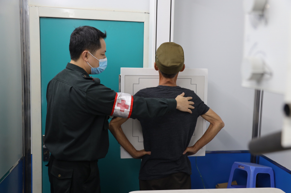 Cảnh sát cơ động khám bệnh, cấp phát thuốc miễn phí, tri ân người có công tại Bắc Giang -0