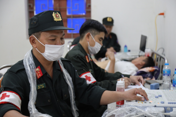 Cảnh sát cơ động khám bệnh, cấp phát thuốc miễn phí, tri ân người có công tại Bắc Giang -0