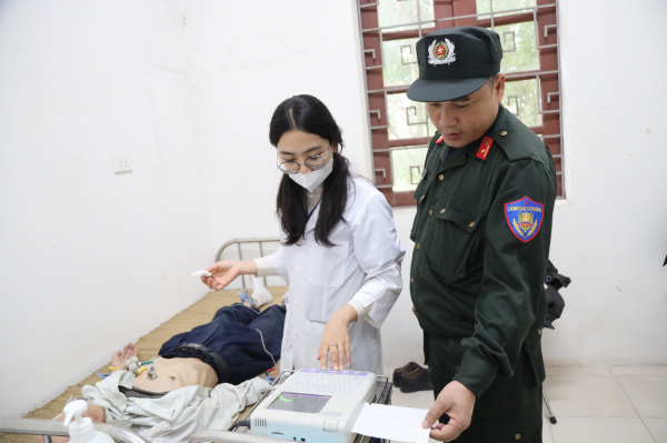 Cảnh sát cơ động khám bệnh, cấp phát thuốc miễn phí, tri ân người có công tại Bắc Giang -1
