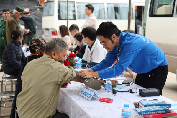 Cảnh sát cơ động khám bệnh, cấp phát thuốc miễn phí, tri ân người có công tại Bắc Giang -2