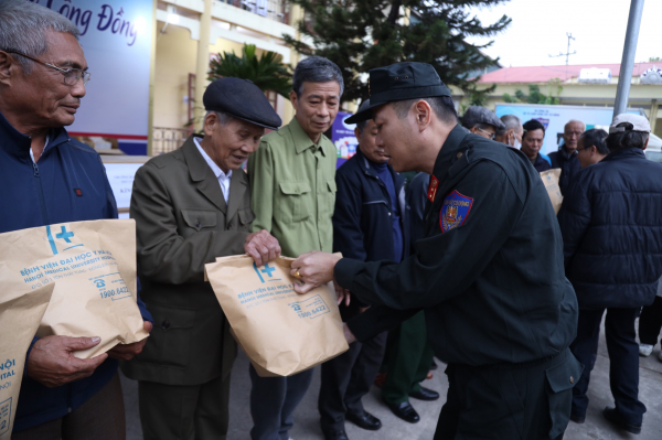 Cảnh sát cơ động khám bệnh, cấp phát thuốc miễn phí, tri ân người có công tại Bắc Giang -3
