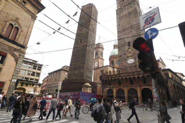 Tháp nghiêng từ thế kỷ 12 tại Italy có nguy cơ đổ sập  -0