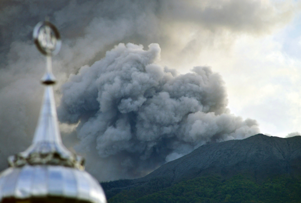Núi lửa Indonesia phun trào khiến hàng chục người thiệt mạng hoặc mất tích  -0