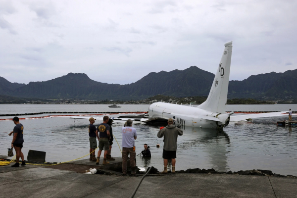 Mỹ trục vớt máy bay khổng lồ mắc kẹt trên rạn san hô  -0