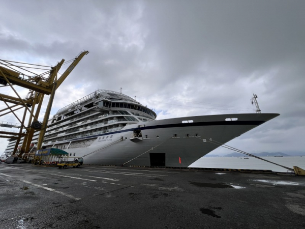 Luxury cruise ship brings 700 tourists to Da Nang -0