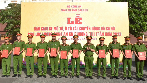Bàn giao phương tiện chuyên dụng cho Công an xã, phường, thị trấn trên địa bàn tỉnh Bạc Liêu -1