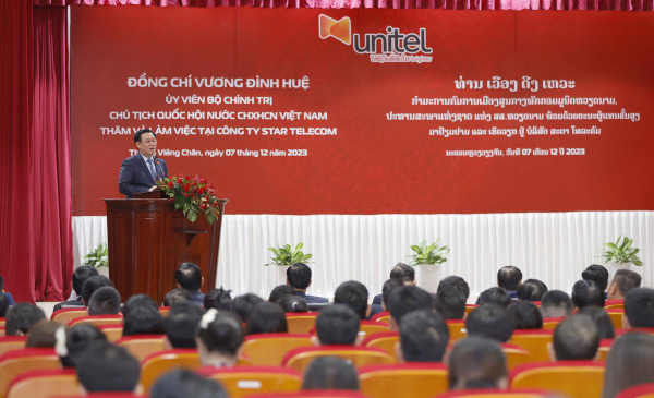 Chủ tịch Quốc hội thăm và làm việc tại liên doanh của Viettel tại Lào -0