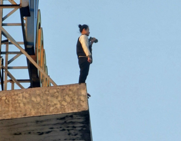 Giải cứu thiếu nữ đứng cầm dao đứng trên tầng thượng chung cư định tự tử -0