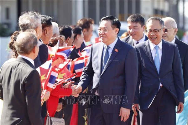 Chủ tịch Quốc hội Vương Đình Huệ đến Bangkok, bắt đầu thăm chính thức Thái Lan -0