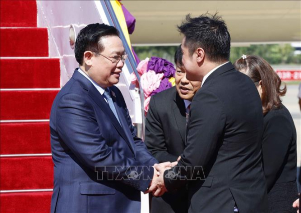 Chủ tịch Quốc hội Vương Đình Huệ đến Bangkok, bắt đầu thăm chính thức Thái Lan -0