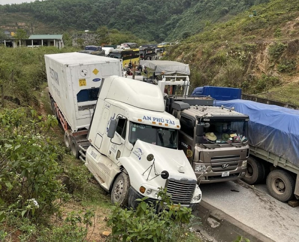 Xe ô tô va chạm liên hoàn làm đường lên Cửa khẩu Quốc tế Cha Lo ùn tắc -0