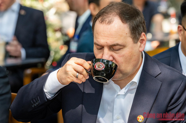 Thủ tướng Belarus thưởng thức cà phê và bánh mỳ Việt Nam -2