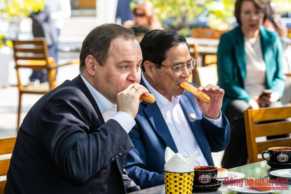 Thủ tướng Belarus thưởng thức cà phê và bánh mỳ Việt Nam -3