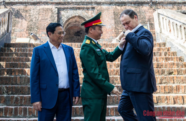 Thủ tướng Belarus thưởng thức cà phê và bánh mỳ Việt Nam -4