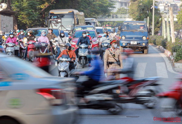 CSGT Hà Nội tăng cường lực lượng, phòng ngừa ùn tắc giao thông dịp cuối năm -0
