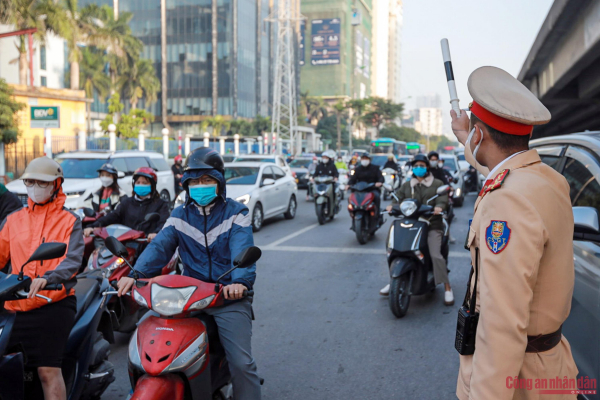 CSGT Hà Nội tăng cường lực lượng, phòng ngừa ùn tắc giao thông dịp cuối năm -0