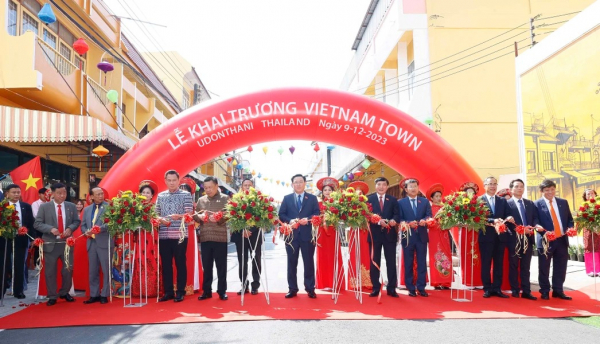 NA leader launches Vietnam Town in Thai province -0