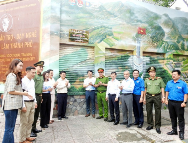 HCMC police officers turned patchy walls into beautiful mural street -0