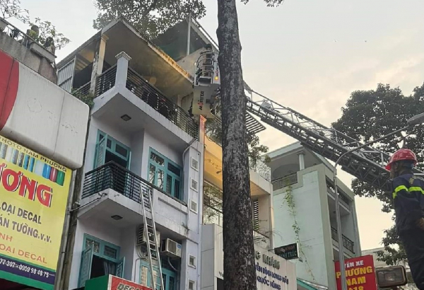 Cứu 6 người thoát khỏi đám cháy căn nhà 4 tầng chuyên dán kính xe -0