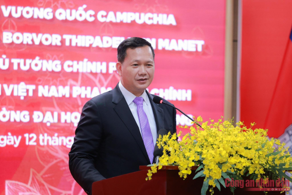 Thủ tướng Phạm Minh Chính và Thủ tướng Campuchia tới thăm Đại học Ngoại Thương -0