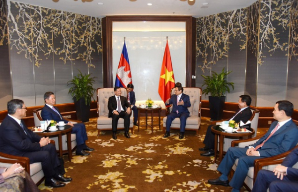 Thủ tướng Phạm Minh Chính tặng Thủ tướng Campuchia sách của Tổng Bí thư Nguyễn Phú Trọng -0