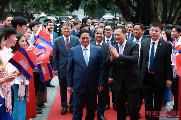 Thủ tướng Phạm Minh Chính và Thủ tướng Campuchia tới thăm Đại học Ngoại Thương -5
