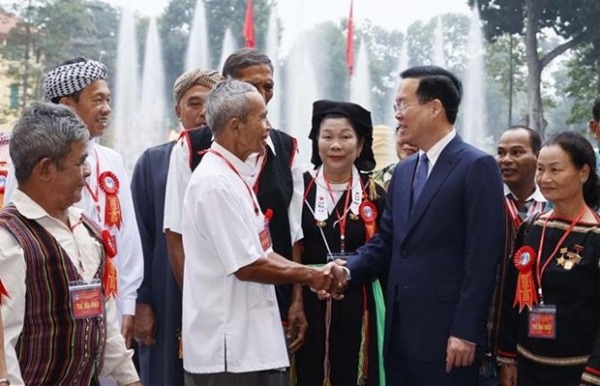 President hosts top citizens from ethnic minority groups -0