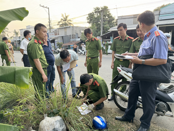 Chì vì ghen tuông, chồng ra tay sát hại vợ trên đường -0