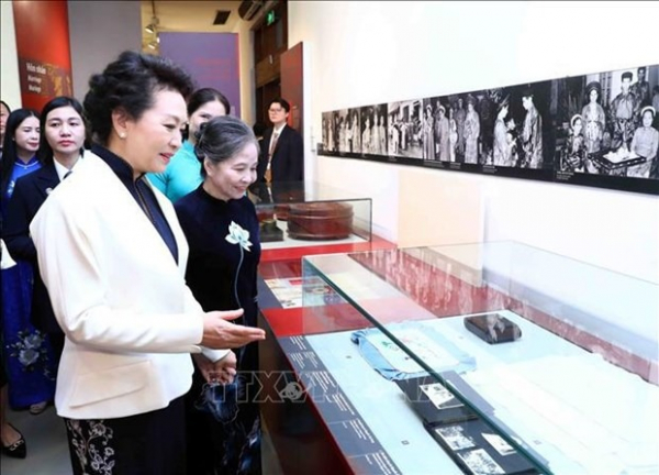 Spouses of Vietnamese, Chinese Party leaders visit Vietnamese Women's Museum -0