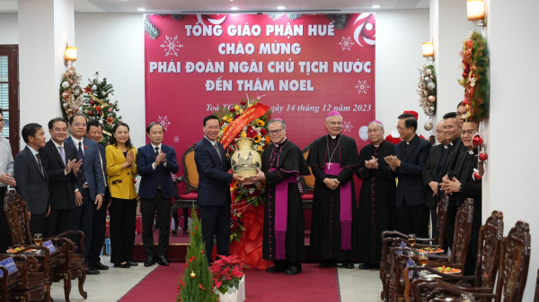 Chủ tịch nước Võ Văn Thưởng chúc mừng Giáng sinh Tổng Giáo phận Huế -0