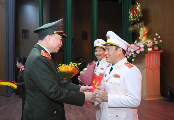 Trao quyết định thăng cấp bậc hàm Trung tướng đối với 2 đồng chí Thứ trưởng Bộ Công an -1