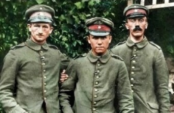 Adolf Hitler và những đam mê thời trẻ -0