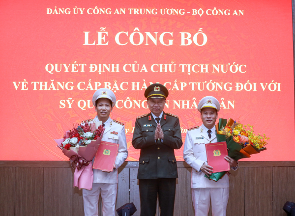 Chủ tịch nước thăng cấp bậc hàm Trung tướng đối với Thứ trưởng Lê Văn Tuyến và Thứ trưởng Nguyễn Văn Long -0